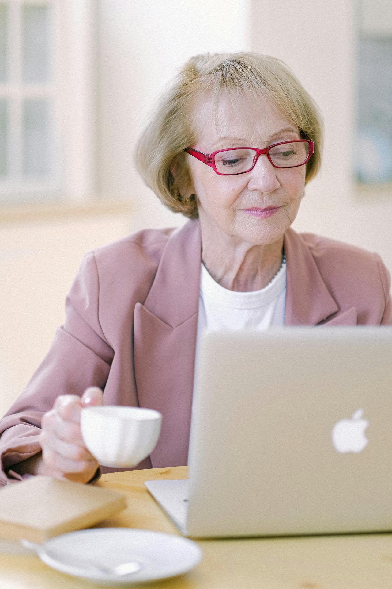 frau scrollt auf barrierefreier webseite